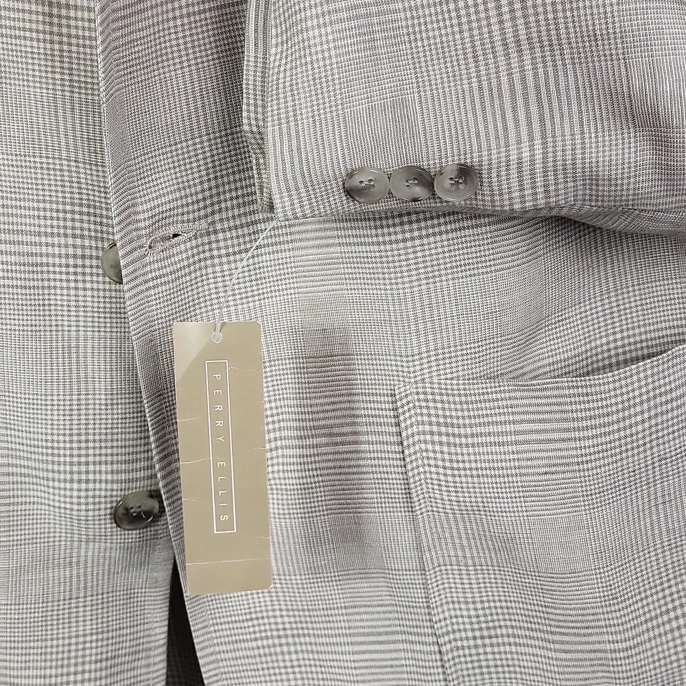 Perry Ellis 100% linen Gray Checkered Blazer. Size M‎